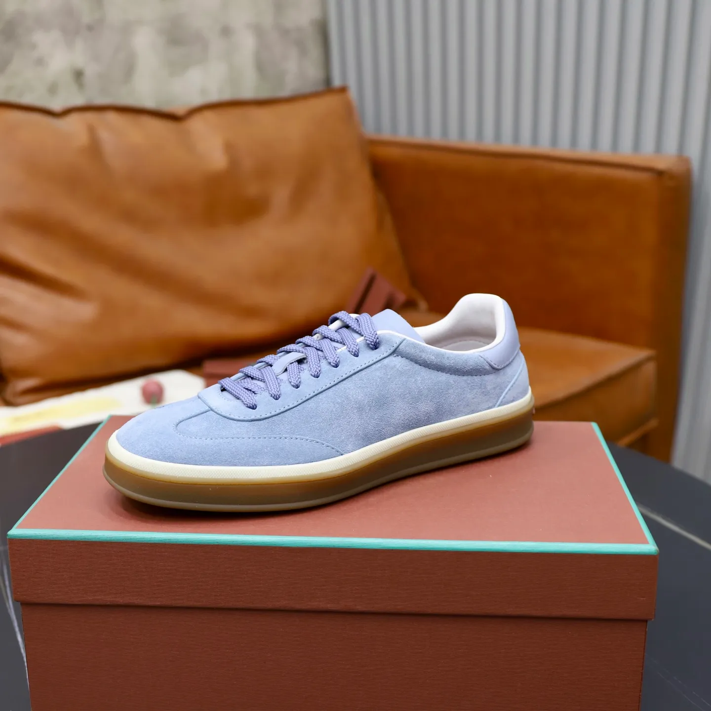 Ex-factory price: 560💰Loro Riana men’s moral training sneakers! Made from high-quality materials and designed in a low-cut silhouette, it offers an elegant and stylish look that's suitable for year-round wear. The unique double-layer sole aesthetic design, caramel cup-shaped outsole is decorated with off-white rubber trim, creating an attractive color combination. Pair with tailored pieces or jeans for a sophisticated yet casual look. The heel is decorated with soft cow leather tongue with Kummel color inserts and cotton laces with embossed LP logo. Upper: cow split suede. Lining: original thickened soft sheepskin. Size: 38-39-40-41-42-43-44 (customized in 45.46)